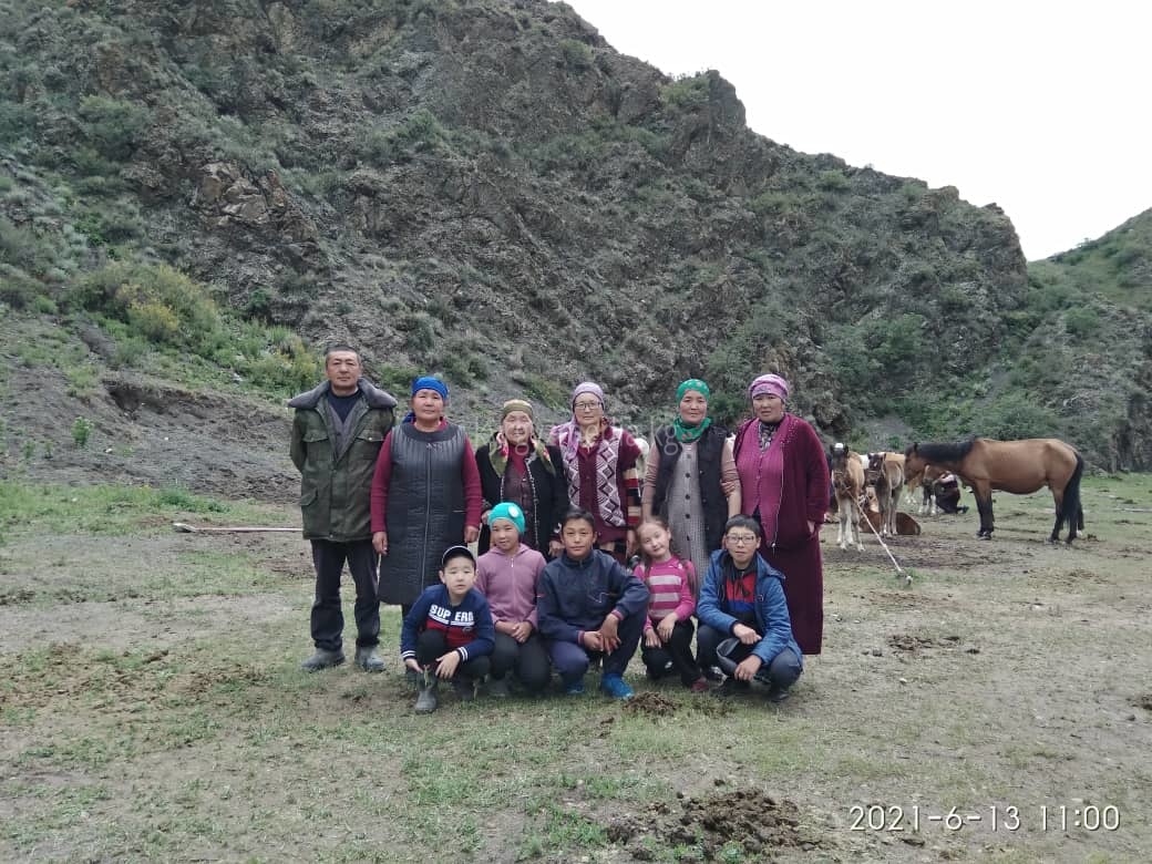 Рысбай атанын үйүнө бээнин сүтүн ичип, дарыланууга келген меймандар